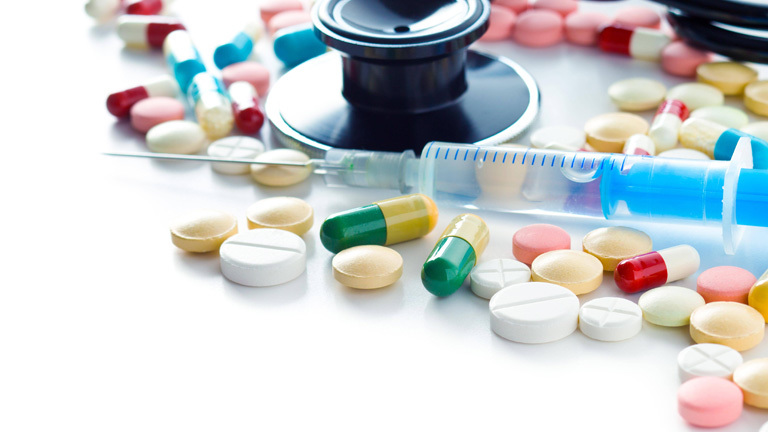 Tabletten und Spritzen