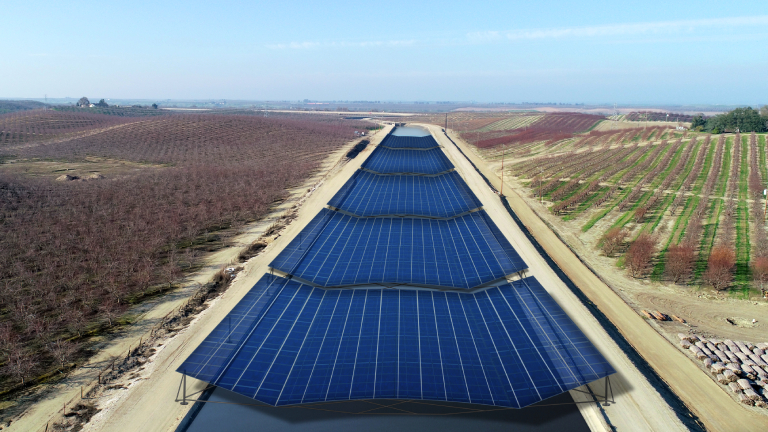 So könnte es aussehen: Rendering der Überbauung eines typischen kalifornischen Betonkanals mit Solarpanelen