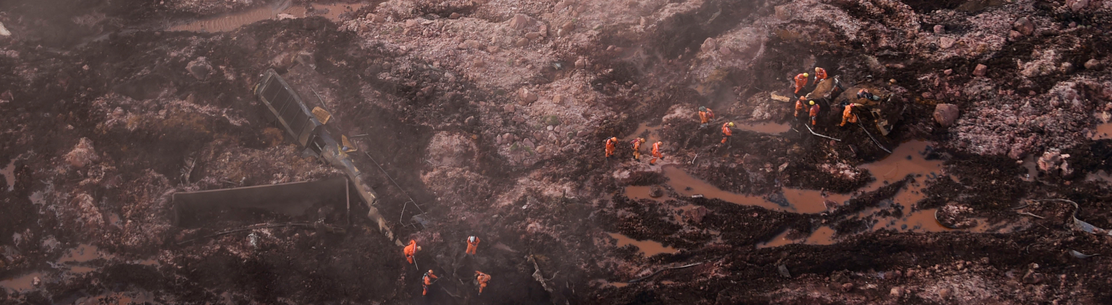 Nach dem Bruch des Brumadinho-Damms im Januar 2019: Rettungskräfte klettern auf der Suche nach Überlebenden über den Schlamm