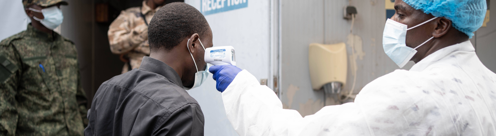 Ein Mediziner misst im Rahmen eines Ebola-Screenings die Temperatur eines Bürgers von Goma in der Demokratischen Republik Kongo (DRC), am 19. Mai 2026