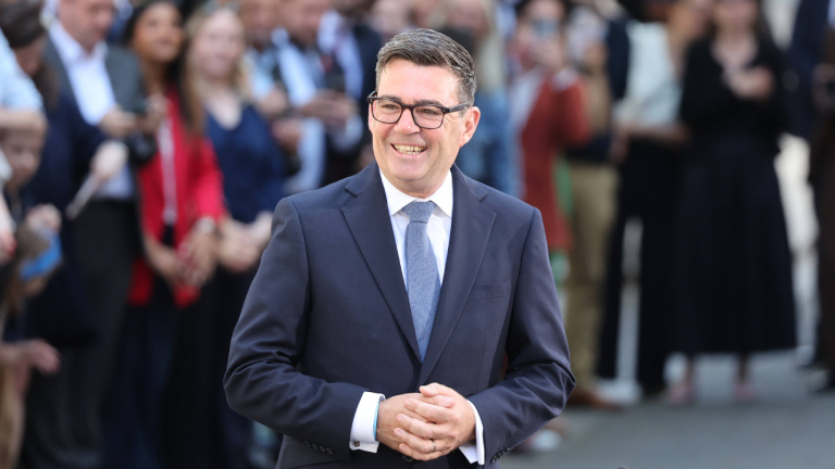 Der neue britische Premierminister: Andy Burnham bei seiner Ankunft in der Downing Street in London