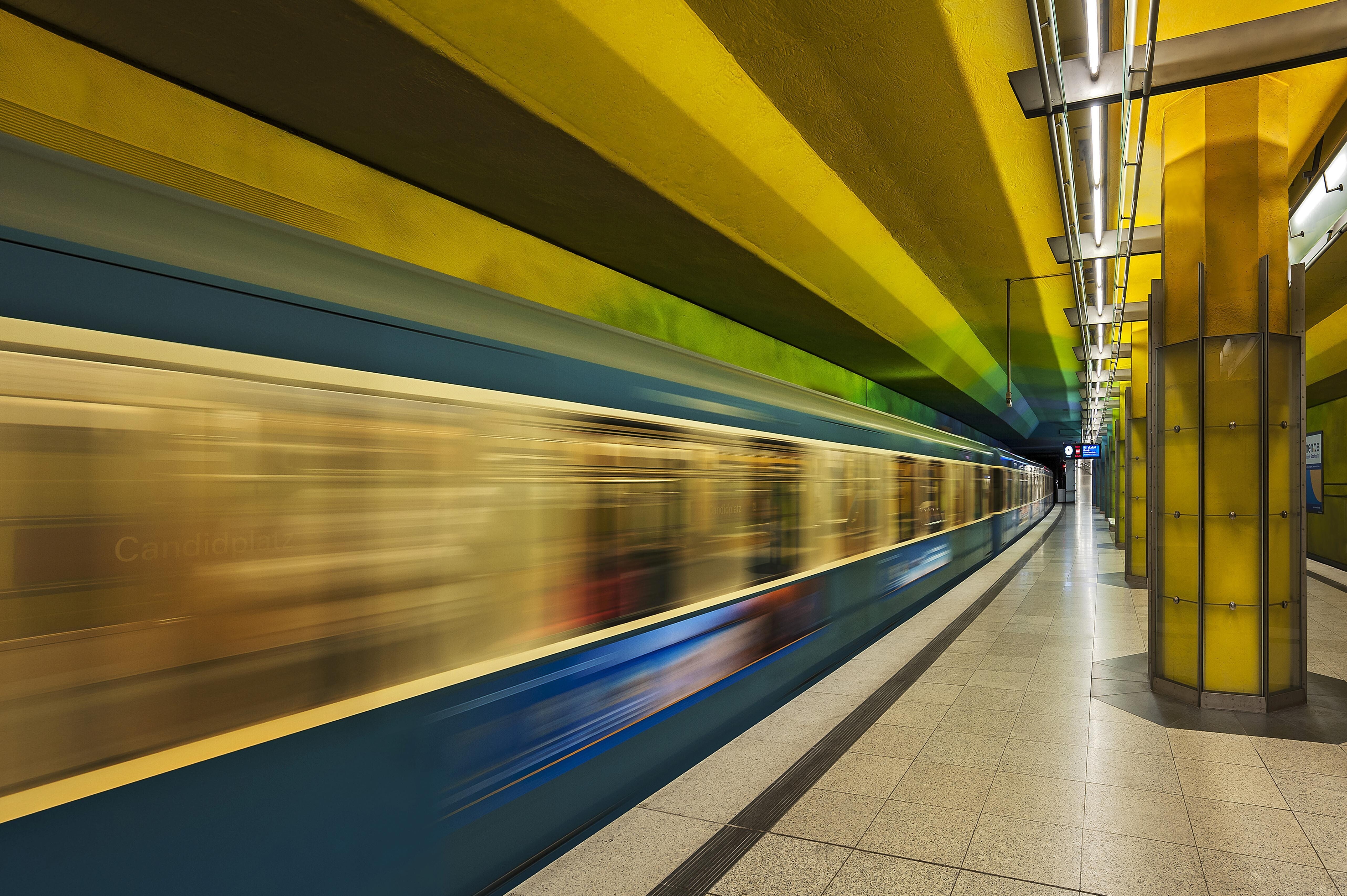 Eine Münchener U-Bahn rauscht durch einen U-Bahnhof
