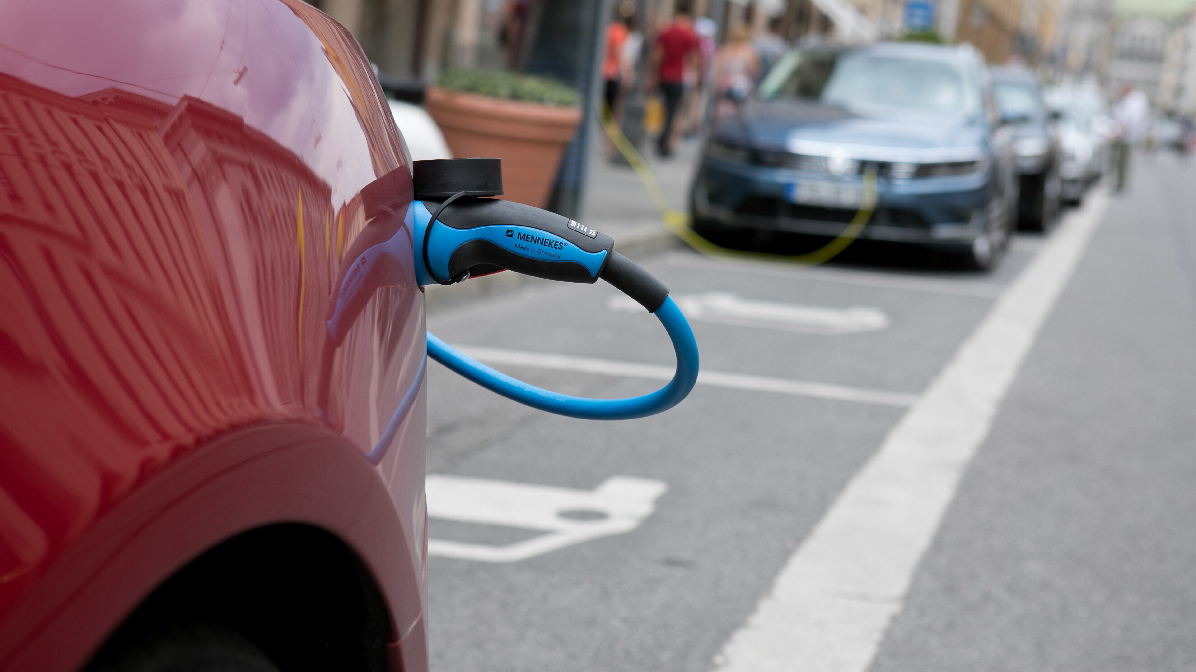 Ein E-Auto wird an einer Ladestation geladen.