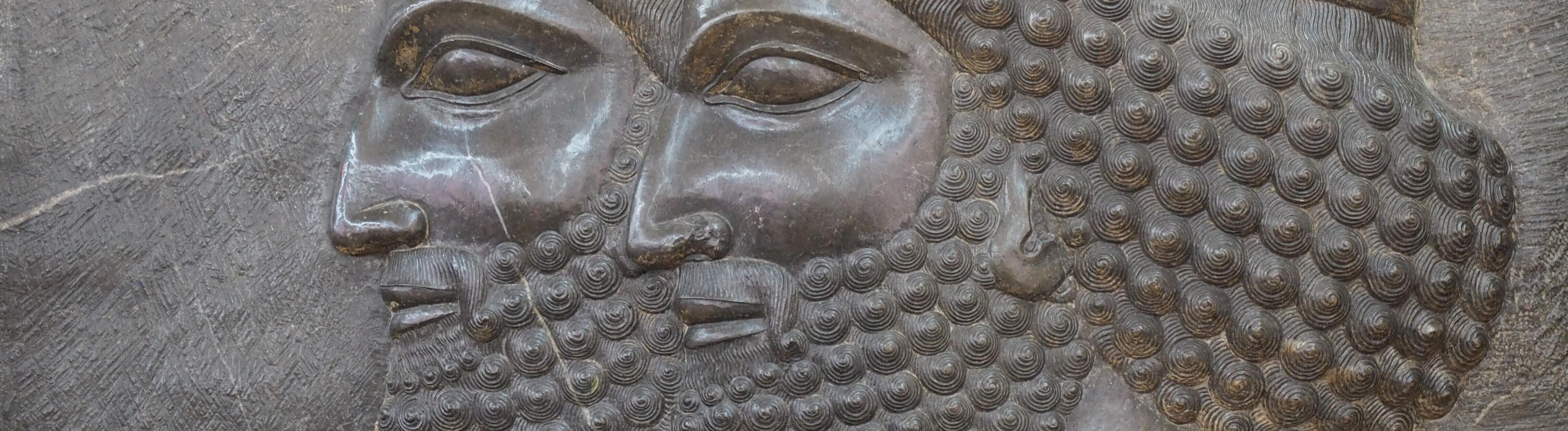 Das Relief in Persepolis zeigt ein Detail einer Szene einer Audienz von Dareios I. oder Xerxes I.