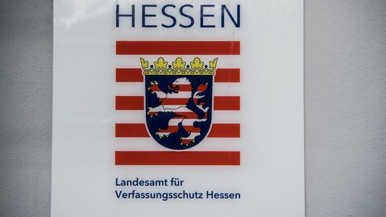 Ein Schild, das auf das hessische Amt für Verfassungsschutz deutet