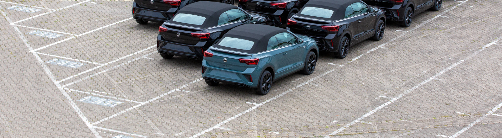 Fabrikneue VW T-Roc Cabrio warten im Volkswagenwerk Osnabrück auf ihre Verladung