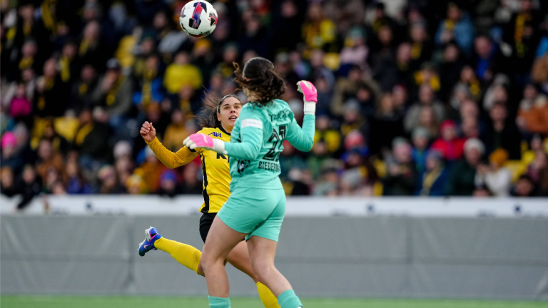 Handspiel von Tamara Biedermann (21 Thun) im Duell mit Laura Frey (26 YB Frauen) während des AXA Womens Super League 2025 26, BSC YB Frauen vs FC Thun - Stadion Wankdorf in Bern