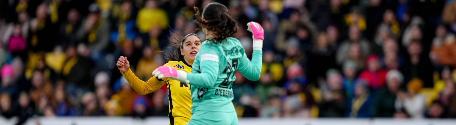 Handspiel von Tamara Biedermann (21 Thun) im Duell mit Laura Frey (26 YB Frauen) während des AXA Womens Super League 2025 26, BSC YB Frauen vs FC Thun - Stadion Wankdorf in Bern