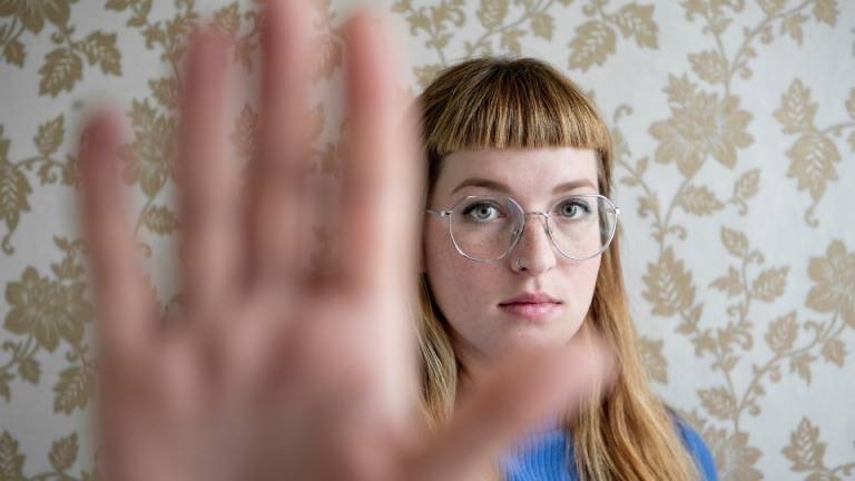 Frau mit ablehnender Haltung.