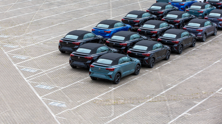 Fabrikneue VW T-Roc Cabrio warten im Volkswagenwerk Osnabrück auf ihre Verladung