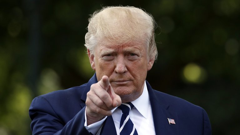 Donald Trump zeigt mit dem Zeigefinger in Richtung der Kamera