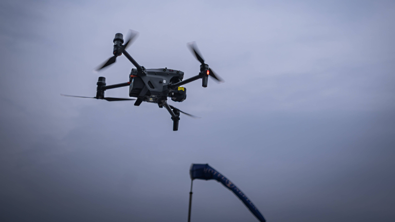 Drohne des Herstellers DJI befindet sich während einer Übung zur Drohnenerkennung und Drohnenabwehr der Bundeswehr im Einsatz bei der Deutschen Marine im Luftraum über dem Hafenbereich von Warnemünde.