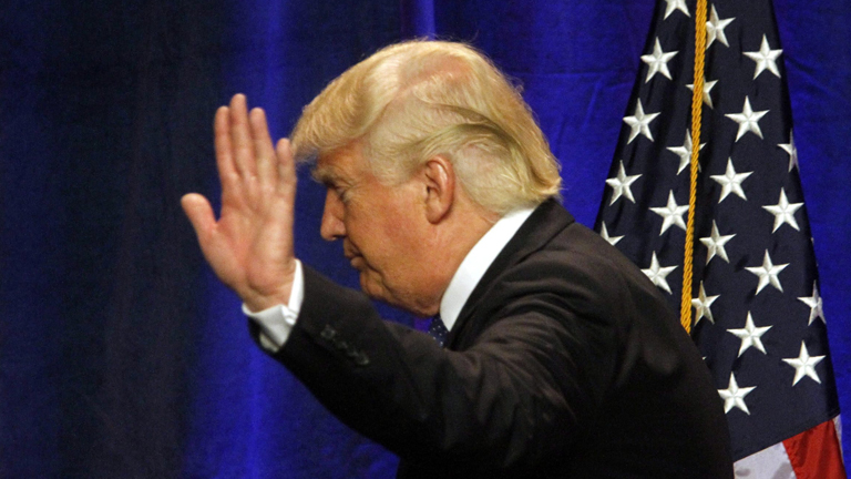 Donald Trump vor US-Flagge