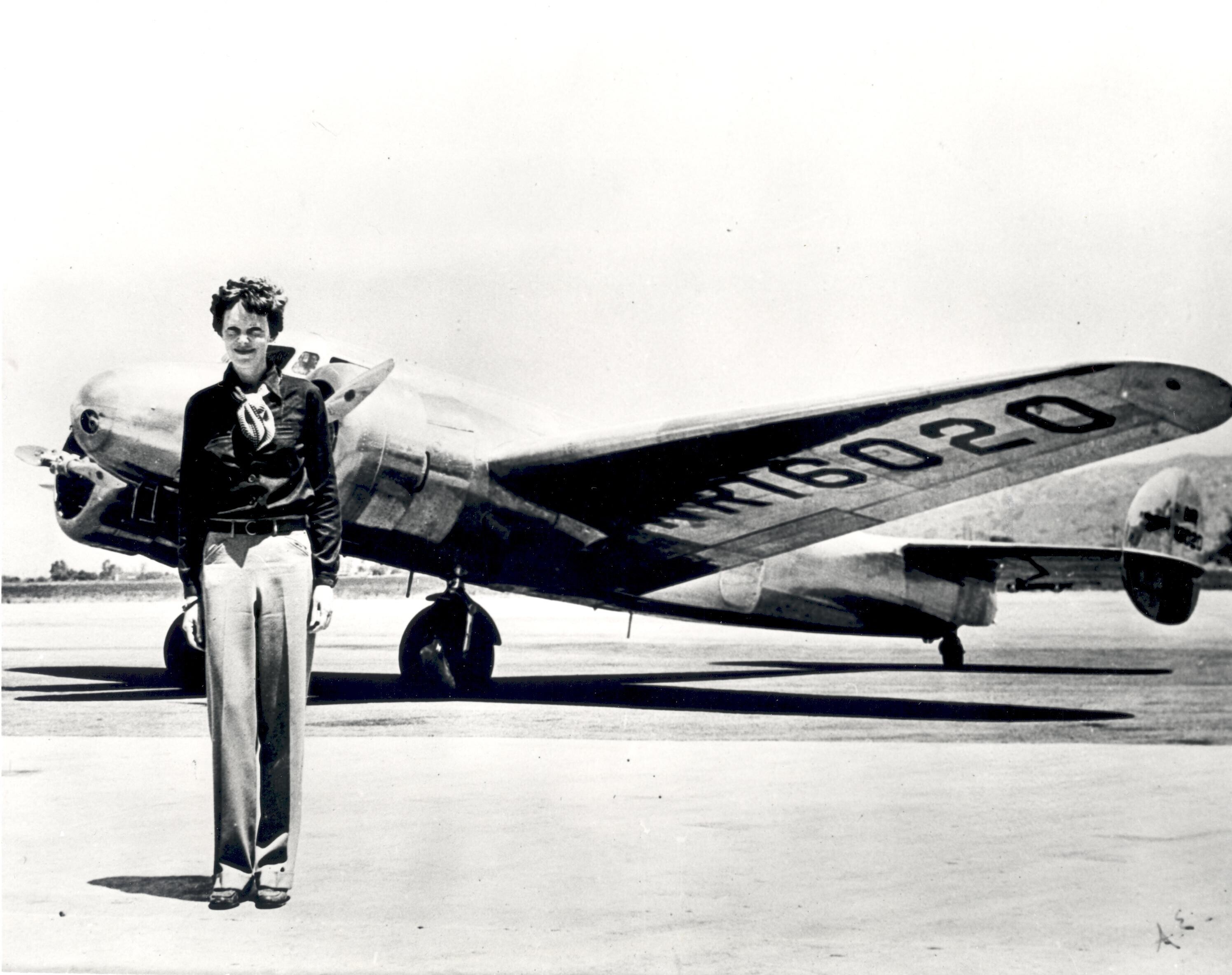 Am 18. Juni 1928 überquerte Amelia Earhart als erste Frau den Atlantik im Flugzeug – als Passagierin einer dreimotorigen Fokker, die von Wilmer Stultz und Louis Gordon geflogen wurde.