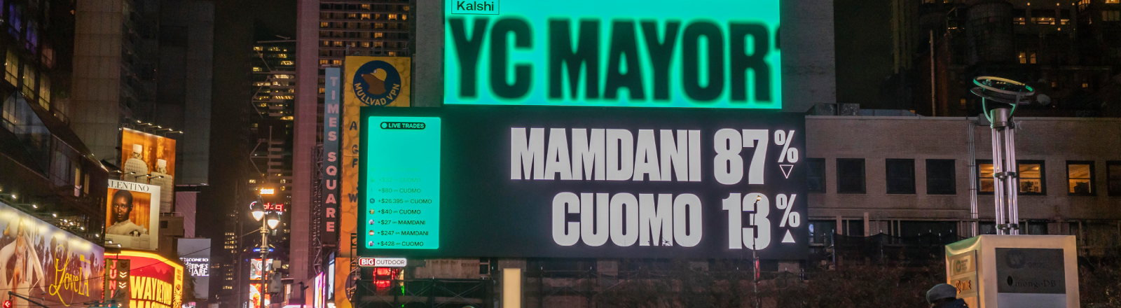 Eine Leuchttafel der Firma Kalshi zeigt vor der Wahl die Quoten für die beiden Bürgermeisterschaftskandidaten in New York an