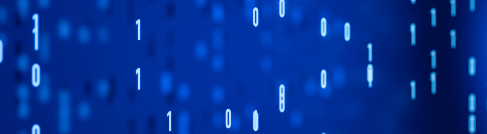 Nahaufnahme von schwebendem Binärcode. Abstrakte digitale Daten im Hintergrund von KI und Co.