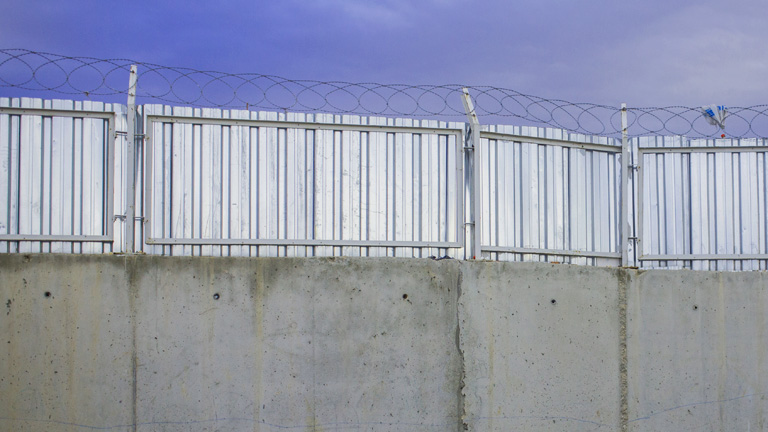 Mauer des Oncupinar Kilis Flüchtlingscamp in Kilis, Türkei, nahe der syrischen Grenze