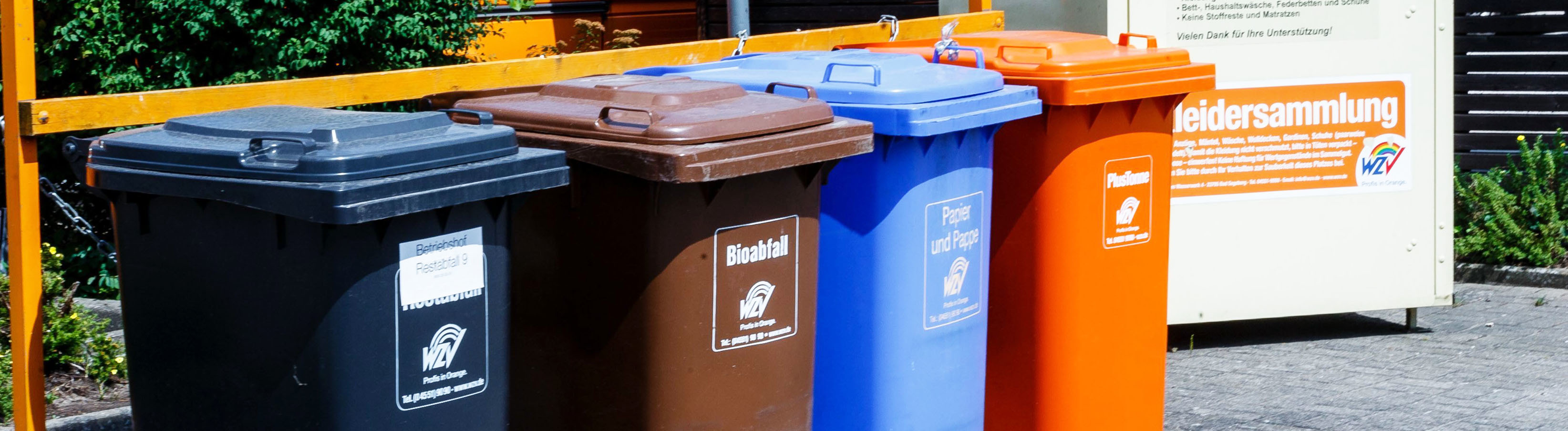 Tonnen für Rest-, Bio-, Papier- und Verpackungsmüll nebeneinander