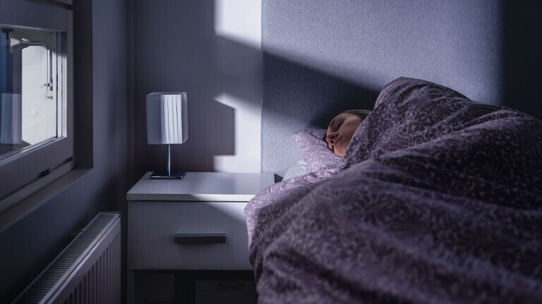 Eine Frau liegt in einem Bett und schläft