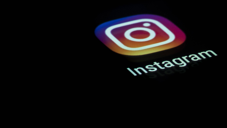 Das Instagram App-Icon auf einem Handy-Display.
