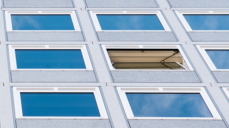 Die Fassade eines Bürogebäudes, ein Fenster steht auf kipp. picture alliance | dpa