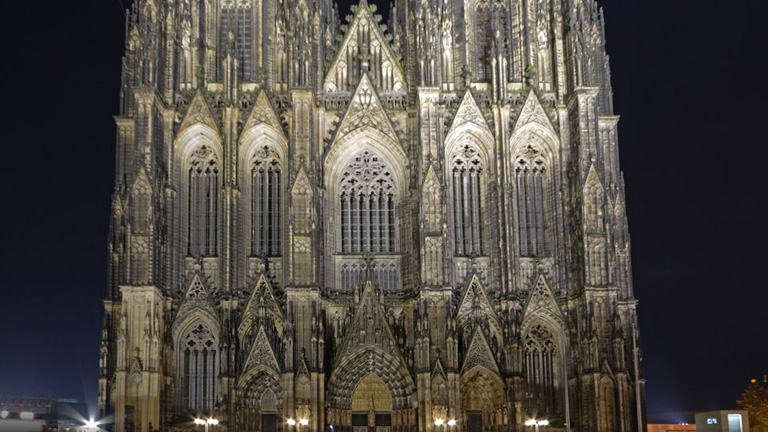 Eine Computergrafik zeigt die für Silvester geplante Lichtshow am Kölner Dom