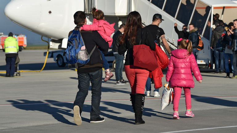 Abgelehnte Asylbewerber gehen zu ihrem Flieger