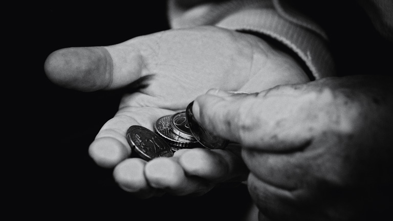 Ein Mann zählt Geldmünzen