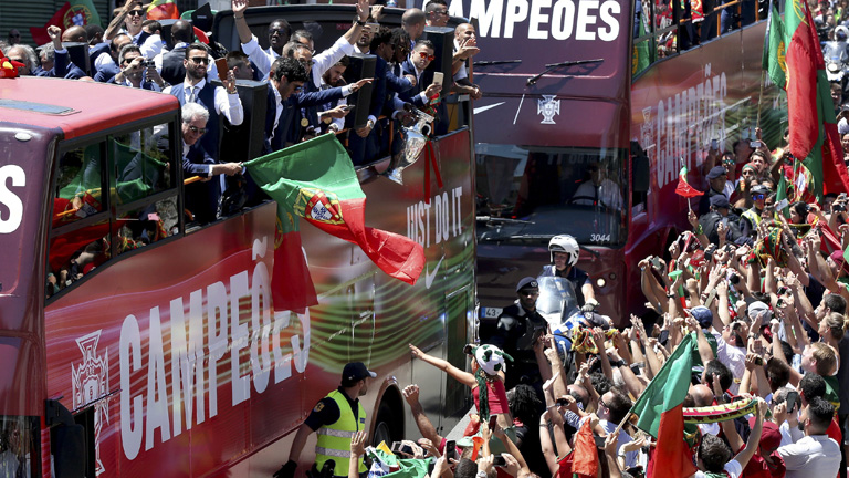 Portugiesische Fußballnationalmannschaft wird in Portugal von Fans empfangen