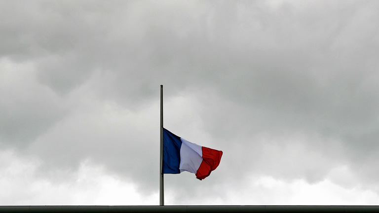 Französische Fahne auf Halbmast