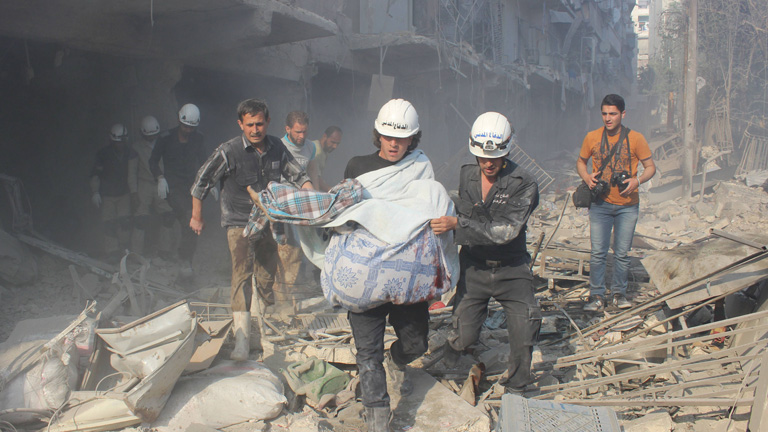 Trümmer und Helfer in Aleppo