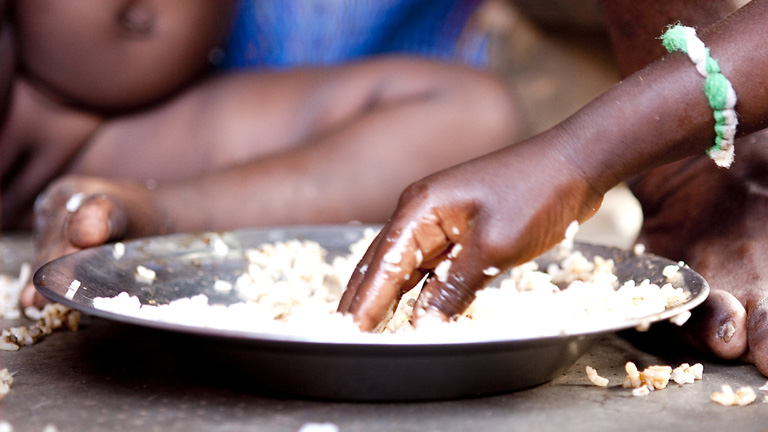 Ein Teller Reis beim Familien-Abendessen in einem Flüchtlingslager in Afrika