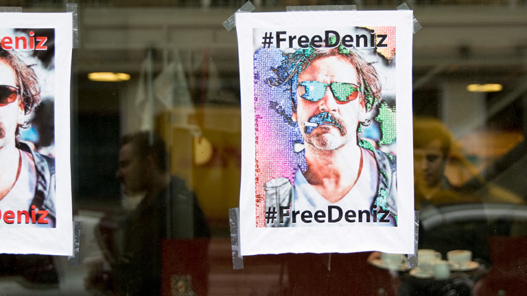 Protestplakat in einem Schaufenster der taz in Berlin