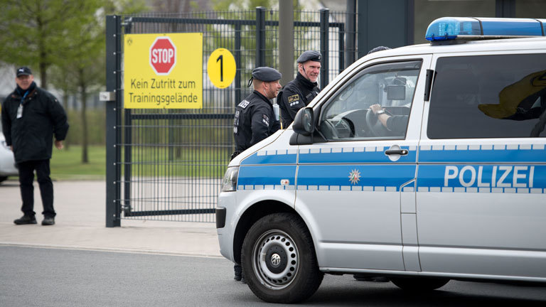 Polizisten stehen am 12.04.2017 vor dem Trainingsgelände von Borussia Dortmund in Dortmund (Nordrhein-Westfalen).