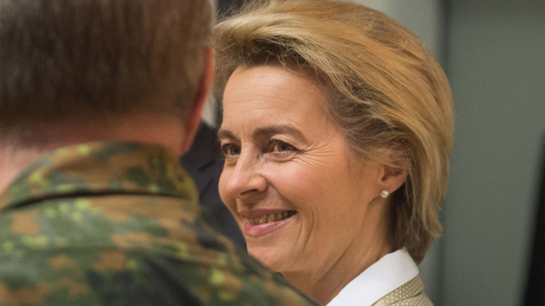 Verteidigungsministerin Ursula von der Leyen (CDU) spricht am 08.03.2017 auf dem Gelände der Theodor-Heuss-Kaserne in Stuttgart (Baden-Württemberg) im Lagezentrum mit dem Kommandeur, Oberst Christian Walkling.