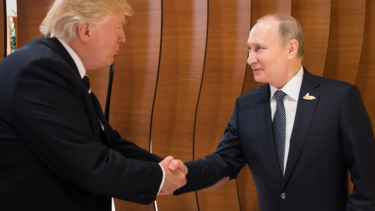 US-Präsident Trump und der russische Präsident Putin begrüßen sich