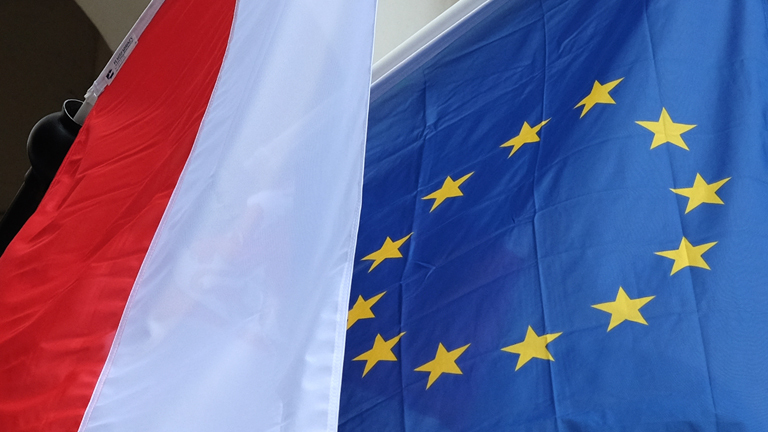 Die Fahnen von Polen und der EU