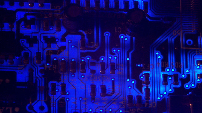 Computerchip-Details in düsterem blauem Licht