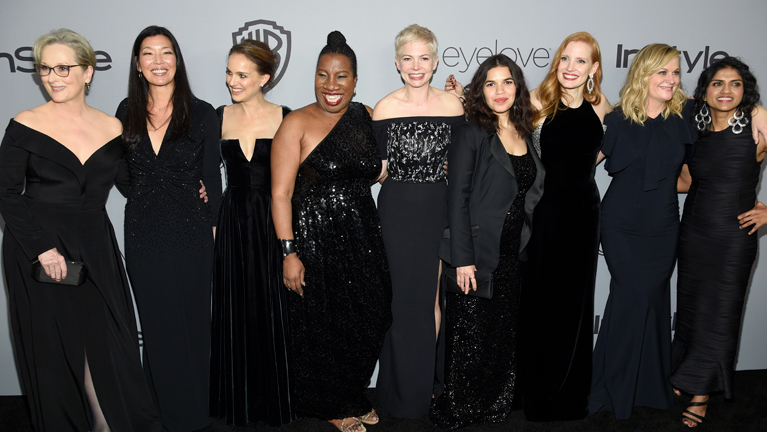 Die Schauspielerinnen Meryl Streep, Ai-jen Poo, Natalie Portman, Tarana Burke, Michelle Williams, America Ferrera, Jessica Chastain, Amy Poehler und Saru Jayaraman bei den Golden Globes