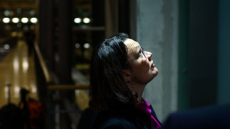 Andrea Nahles blickt nach oben