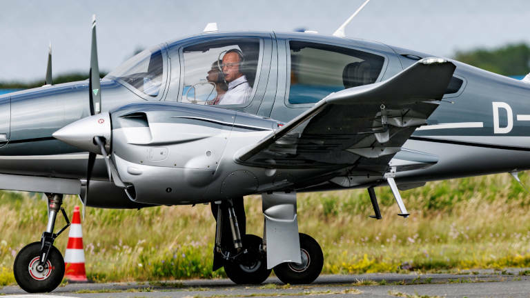 Friedrich Merz in seinem Privatflugzeug