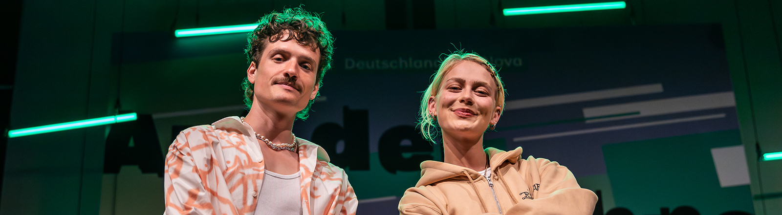 Foto des Musikers PaulWetz und der Musikerin Alli Neumann backstage beim "Auf der Bühne"-Konzert von Deutschlandfunk Nova am 14. September 2025