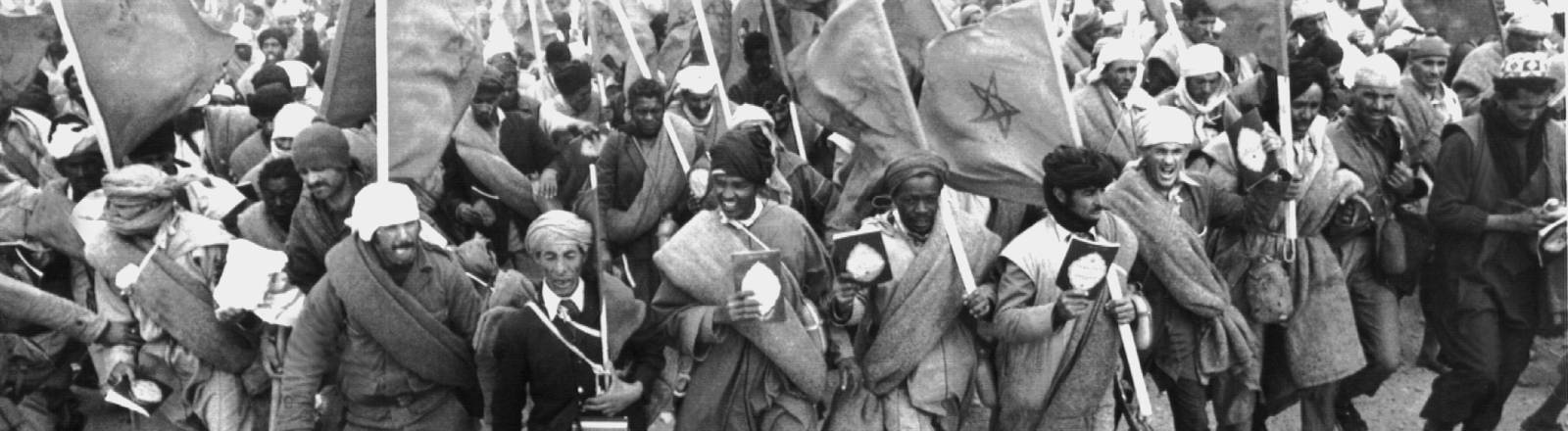 Mit wehenden Fahnen und dem Koran in der Hand überqueren am 6. November 1975 Marokkaner die Grenze zur spanischen Überseeprovinz Spanisch Sahara. Rund 350.000 marokkanische Zivilisten nahmen an dem von König Hassan II. initiierten "Grünen Marsch" in den Norden der spanischen Kolonie teil.