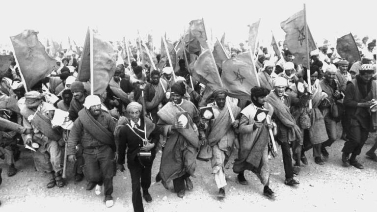Mit wehenden Fahnen und dem Koran in der Hand überqueren am 6. November 1975 Marokkaner die Grenze zur spanischen Überseeprovinz Spanisch Sahara. Rund 350.000 marokkanische Zivilisten nahmen an dem von König Hassan II. initiierten "Grünen Marsch" in den Norden der spanischen Kolonie teil.