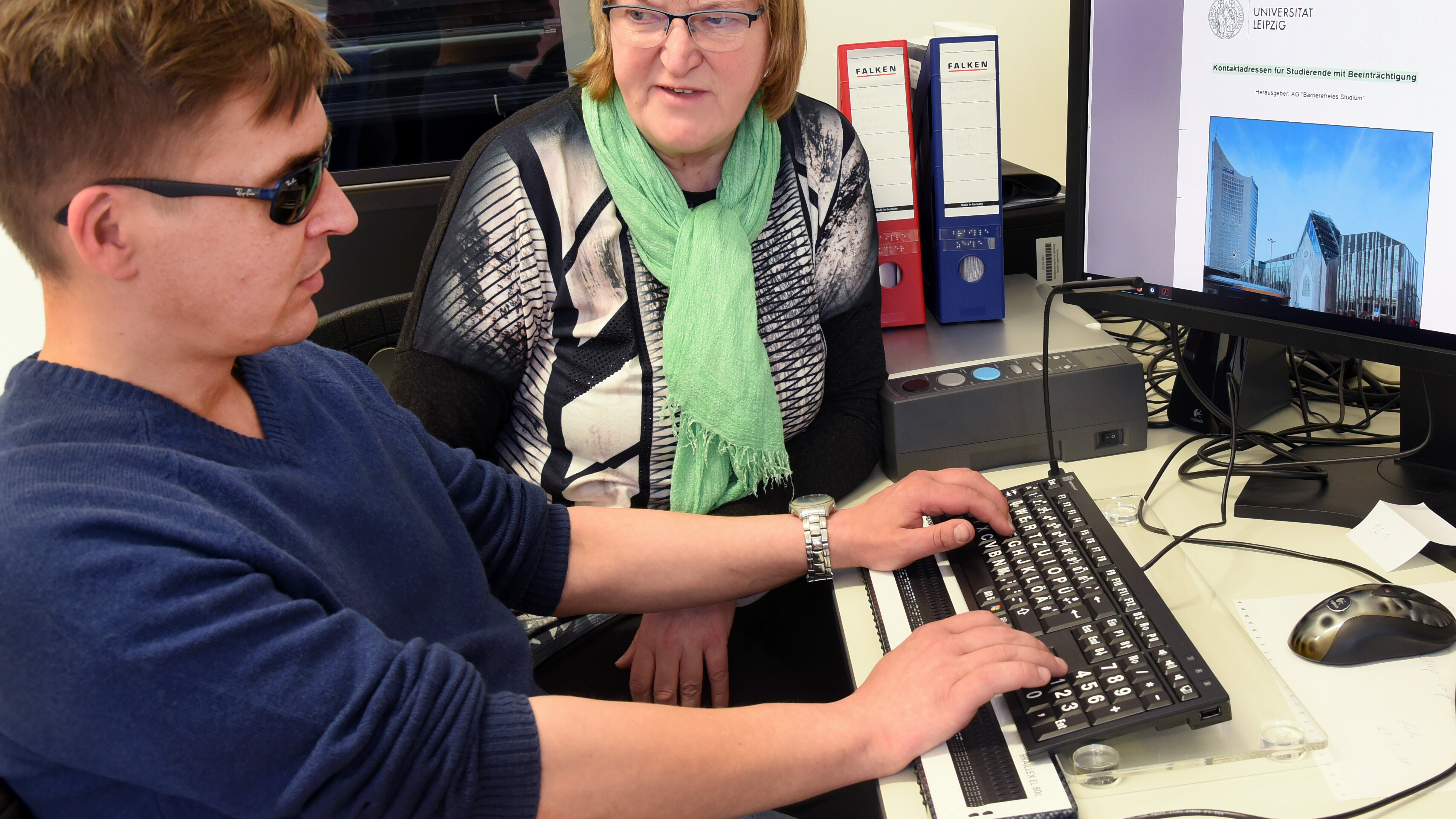 Der blinde Student Sebastian Schulze sitzt mit Martina Koch von der "AG Barrierefreies Studium" der Universität Leipzig im Computerpool für Sehgeschädigte.