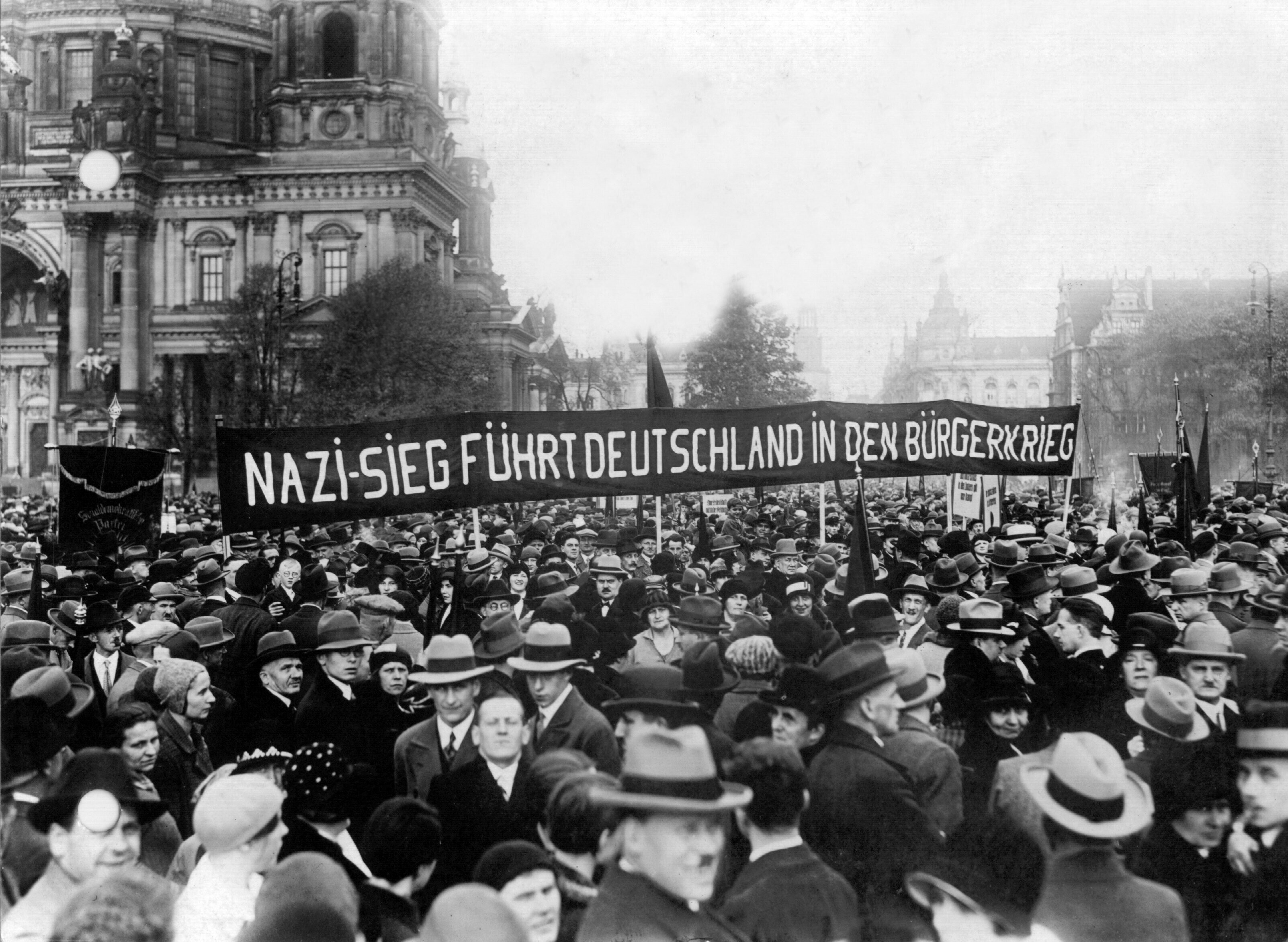 Eine von der SPD organisierte Massendemonstration gegen den Faschismus im Berliner Lustgarten. Auf einem Transparent wird gewarnt "Nazi-Sieg führt Deutschland in den Bürgerkrieg"
