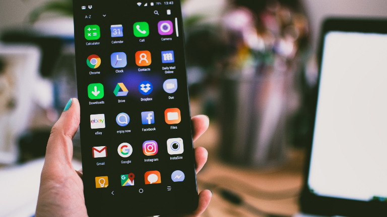 Das Foto zeigt ein Display eines Smartphones. Viele datensammelnde Apps sind zu sehen