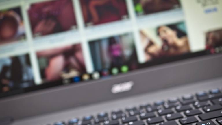 Unscharfe Pornobilder auf Laptop