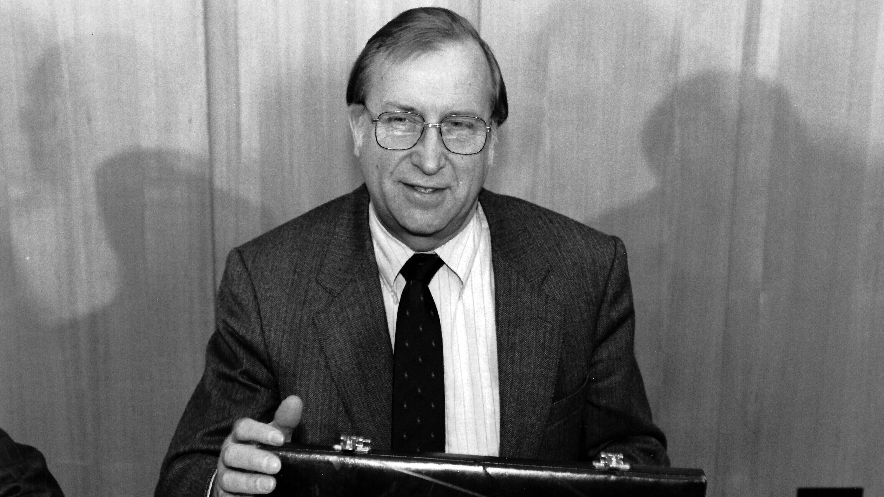 Detlev Rohwedder in Anzug und mit Aktenkoffer