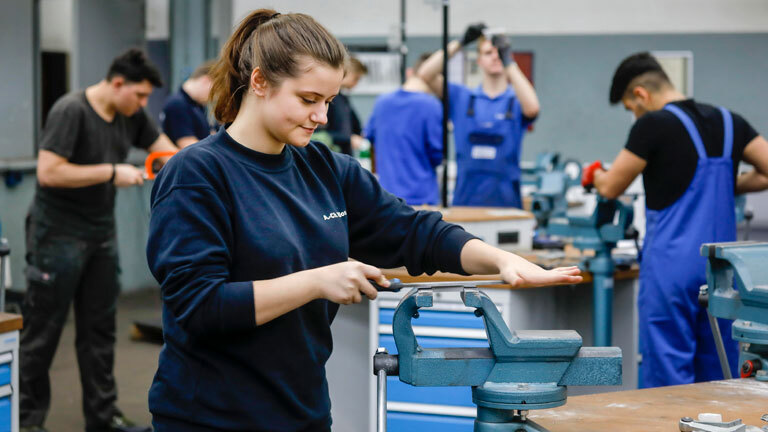 Auszubildende in Metallberufen hier bei der Grundausbildung, Berufsbildungszentrum der Remscheider Metall- und Elektroindustrie.